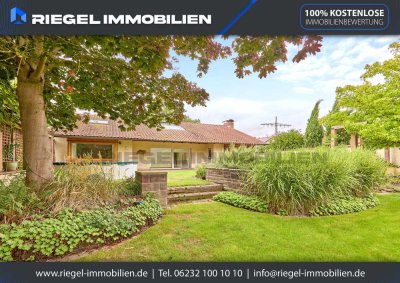 Sie hier? Wir auch! Komfortabler Bungalow mit besonderem Flair auf weitläufigem 1.078 m² Grundstück