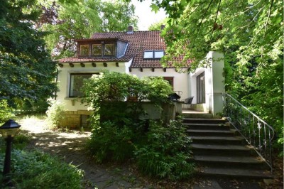 SZ-Bad: Stilvolles Einfamilienhaus zum Modernisieren mit großem Grundstück!