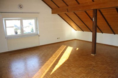 Attraktive und vollständig renovierte 2-Zimmer-Dachgeschosswohnung mit Balkon und EBK in Gütersloh