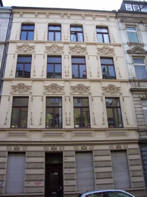 WUNDERSCHÖNE ALTBAU, helle 2 Zimmer Altbauwohnung mit Gartenbenutzung-