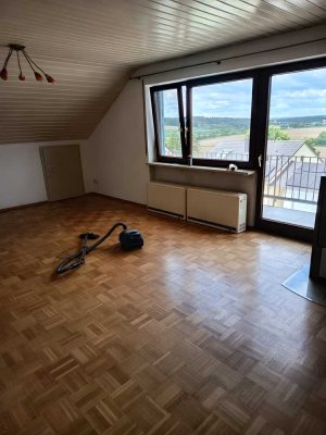 Freundliche 3-Zimmer-Dachgeschosswohnung mit Balkon und Einbauküche in Neresheim