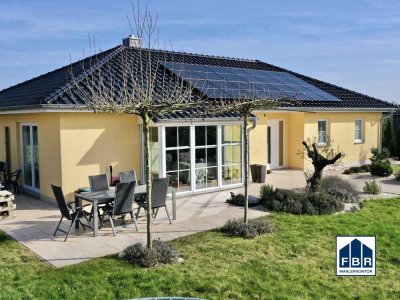 Grüne Energie trifft modernes Wohnen: Bungalow mit Wärmepumpe und Solarpaneelen in Pampow