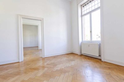 Einzigartige Stilaltbauetage mit zwei Balkonen