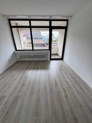 Helle 4,5 Raum Wohnung mit Balkon am Lutherplatz