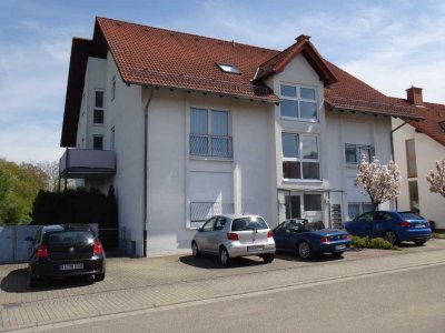 3-Zi. im EG mit Blick ins Grüne, Balkon, Erker, Parkett, Keller,  im 6 Fam. Haus