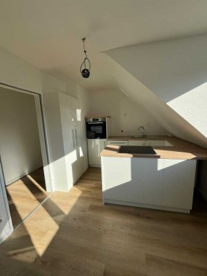 Sanierte möblierte 2-Zimmerwohnung mit großem Studio, Balkon und EBK
