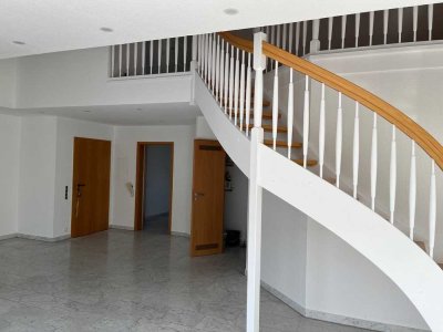 Helle 2,5-Zimmer Galerie-Wohnung mit Balkon und EBK in Nürnberg/Boxdorf für Single oder Paar