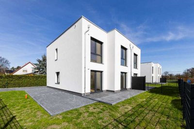 Effizient, modern, hochwertig! Bauhaus-Doppelhaushälfte im Erstbezug an der Grenze zu Fredersdorf