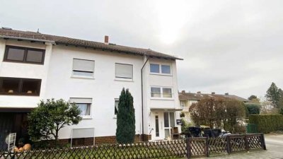 „Zwei Wohnungen, viele Möglichkeiten – Reihenendhaus mit Garten und Garage in Groß-Gerau“