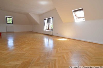 TAUNUSSTR. - Dachgeschosswohnung mit viel Flair und Charisma.