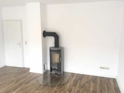 Gemütliche DG 2-Zi. mit Laminat, Kamin und EBK in zentraler Lage! SP mgl.