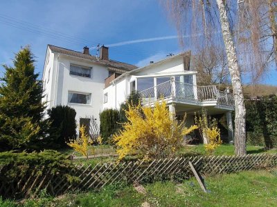 Blicklage! Freistehendes Zweifamilienhaus mit Doppelgarage