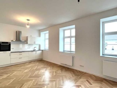 Wohnen im Denkmal im ehemaligen Fliegerhorst mit Einbauküche, neuem Bad, Terrasse etc.