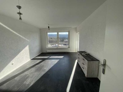 Lichtdurchflutete Wohnung mit Einbauküche, Aufzug und Balkon