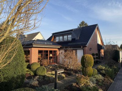 Sehr charmantes, wirklich wunderschönes Einfamilienhaus mit traumhaft schönem Garten und Garage!