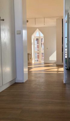 Lichtdurchflutete Maisonette mit Balkon, Innenstadtwohnung, 2020 umfassend renoviert, Bad neu