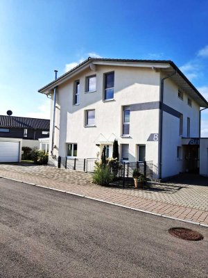 Große Doppelhaushälfte mit 5 Zimmern, überdachter Terrasse, Garage und Keller in Dunningen-Seedorf