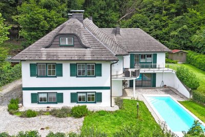 Repräsentative Villa mit Pool und Wellnessbereich in sonniger Waldrandruhelage