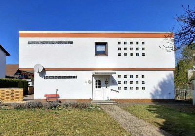 Zweifamilienhaus mit schönem Garten und Garagen in guter Lage