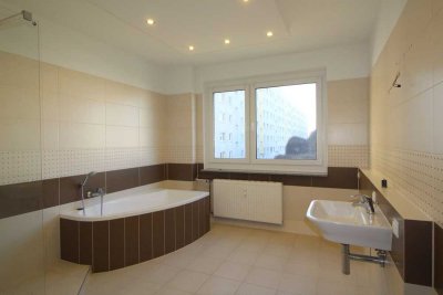 Gemütliche 2 Zimmer mit EBK und großem Tageslichtbad! Gäste-WC ** Aufzug ** Seenähe!
