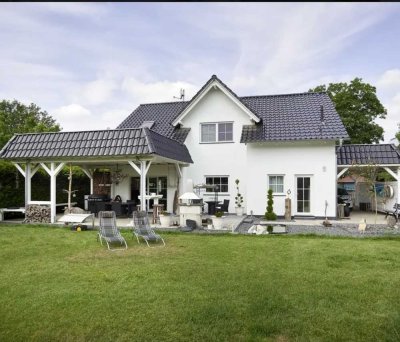 Großzügiges Einfamilienhaus in See- und Waldnähe