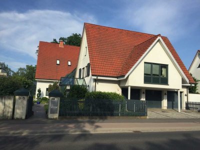 Haupthaus mit Wintergarten *** 2 Wohnungen *** Schwimmbad *** Whirlpool ***  Sauna *** 5 Garagen ***