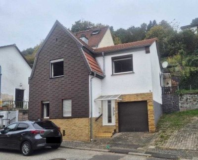 +++Gepflegtes Einfamilienhaus im Ortszentrum mit Terrasse, Garten und kleiner Garage – sofort ver...