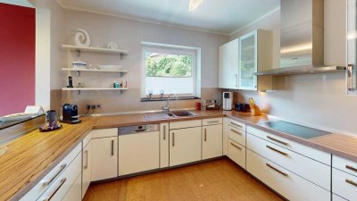 Rinteln - Großzügiges Wohnen - Alleinlage mit Blick in grüne Baumwipfel, 3 Balkone, Weinkeller