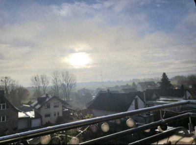 3-Zimmer-Wohnung mit neuwertiger Einbauküche u. herrlichem Balkonblick - nur 5 km bis Aachen-Zentrum