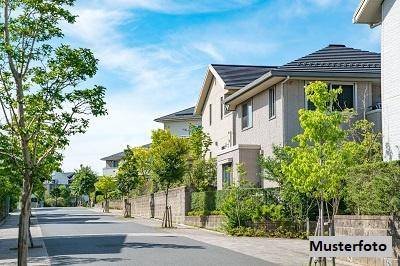 Mehrfamilienhaus mit 5 Einheiten, Gartenanteil und Stellplätzen