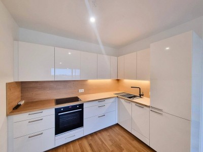 Neuwertige Wohnung mit Balkon, DAN-Küche &amp; Freizeitangebot – Nähe U-Bahn