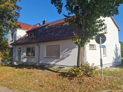 Geräumige, günstige 18-Zimmer-Doppelhaushälfte in Milower Land Natur eingebunden Nebengebäude
