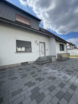 Doppelhaushälfte mit Potenzial – Zwei Wohneinheiten, Garage, Garten & mehr!