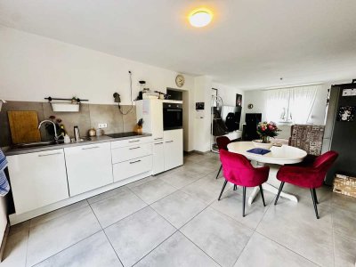 **Modernisiertes Zweifamilienhaus mit großem Garten und Ausbaureserve**