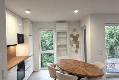 Exklusive, helle 2-Zimmer-Dachgeschosswohnung  (56 m²) mit Loggia, Einbauküche, TG-Stellplatz