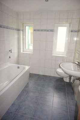 Große Wohnküche + Balkon - Bad mit Fenster - frei ab 1.11.25