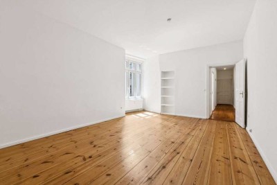 Bezugsfreie und modernisierte Altbauwohnung mit Aufzug in begehrter Friedrichshainer Lage