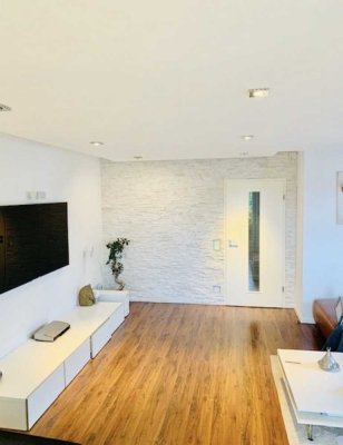 frisch renovierte, teilmöblierte helle 4-Zimmer Wohnung