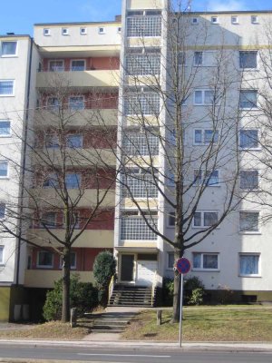Zentral gelegene 2 ZKB mit Parkett und Balkon!