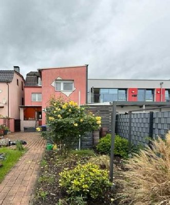 Garten, Garage, Kfz.-Stellplätze. Grenzenloser Wohn-Genuss  auf ca 178 m² Wohnfl.  (9 1/2-Räume)