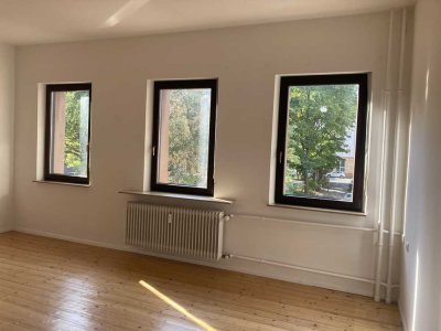 3 Zimmer Altbau Holzdielen hohe Decken Nähe Hbf