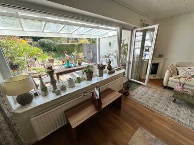 LEVERKUSEN-OPLADEN: Helle 2-Zimmerwohnung mit  eigenem Gartenparadies