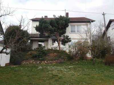 Zwei sonnige 4-Zimmerwohnungen in 2-Familienhaus mit großem Gartengrundstück, jeweils