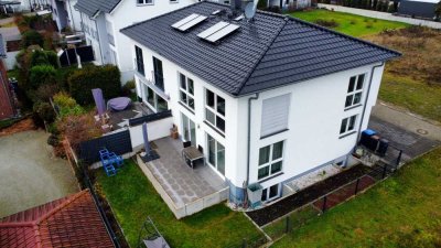 Freundliche und neuwertige 5-Raum-Doppelhaushälfte mit gehobener Innenausstattung und EBK in Usingen