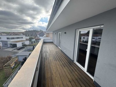 Neuwertiges Penthouse mit großem Balkon, Keller und EBK in Baunatal