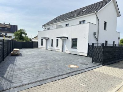 Moderne Doppelhaushälfte mit Garten, Terrasse und zwei Balkonen