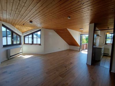 Ruhig gelegene 2-Zimmer-DG-Wohnung mit Balkon, Tageslichtbad  u. TG in Böblingen -Ost
