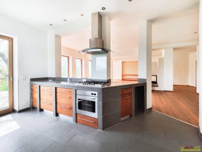 Lichtdurchflutete Wohnung: Hochwertiges Wohnambiente mit Kamin und 3 Stellplätzen. - 10 Min. nach Klagenfurt.