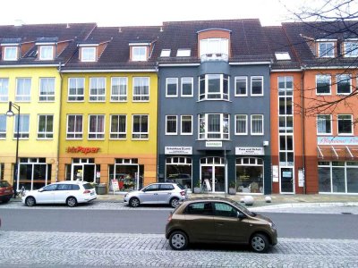 3-Zi.-Whg., 3. OG, 69,4 m², Aufzug, zentral gelegen. Sehr gute Lage.