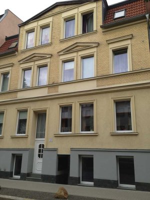 Schöne, geräumige und vollst. renovierte 2-Zimmer-Wohnung mit geh. Innenausstattung